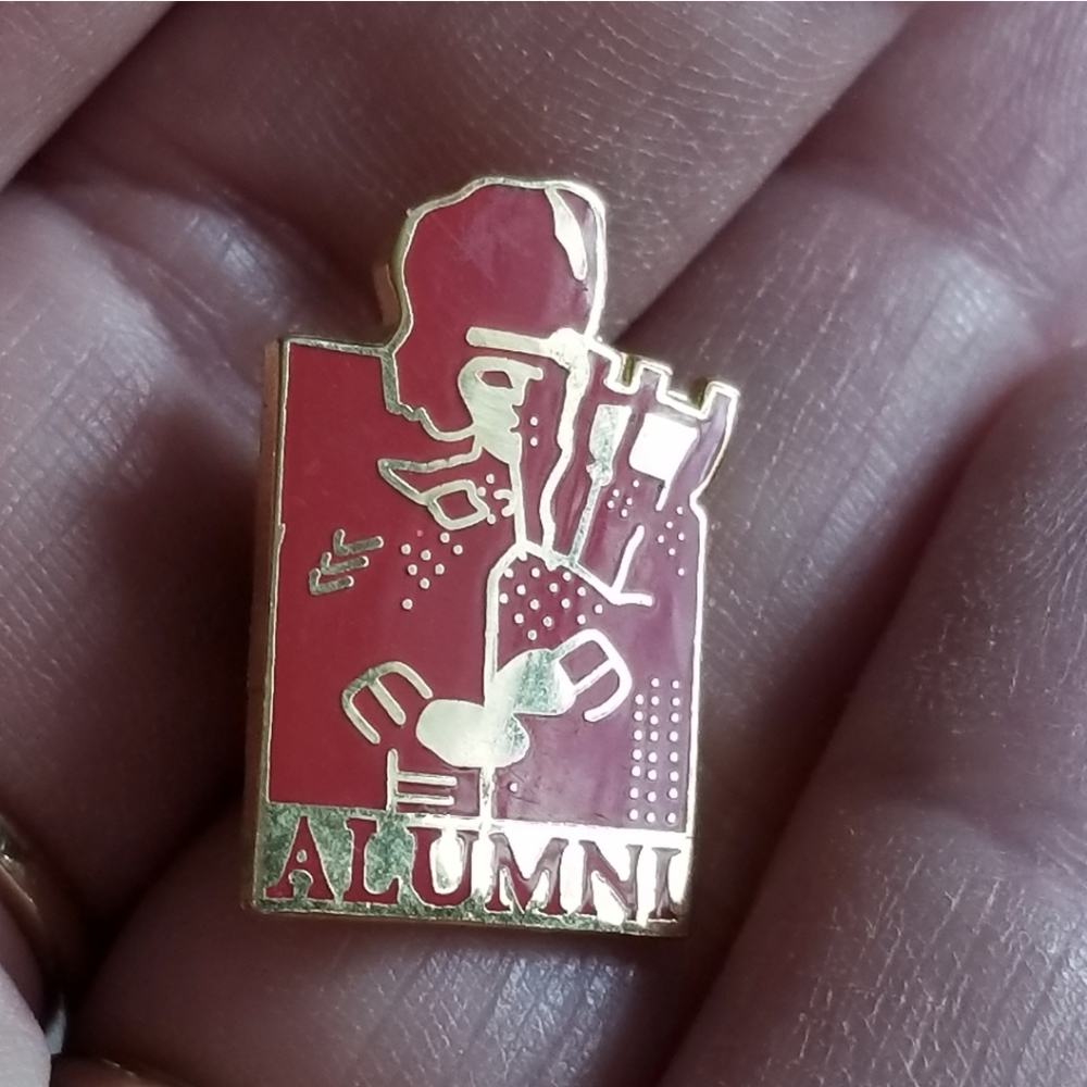 Alumni pin bagpiper red enamel Gold tone brooch Scotland Scottish - Picture 2 of 9